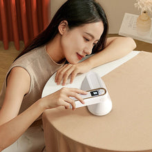 Load image into Gallery viewer, Fabric Shaver and Lint Remover Rechargeable Electric Fuzz Remover  Electric Sweater Shaver to Remove Pilling Fuzz Remover
