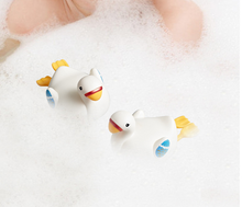 Load image into Gallery viewer, Baby Bath Toys Cute Cartoon Goose Dolphin Swimming Wind-up Clockwork
